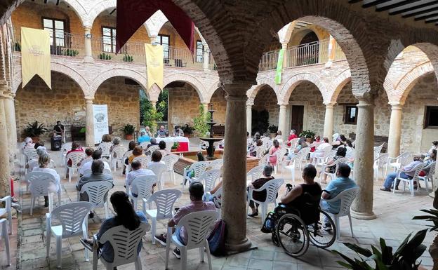 El escritor jienense Luis Foronda reanuda en Castellar el Café Literario del Condado