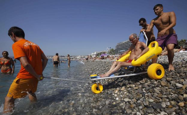 Almería señaliza su paraíso para el baño de las personas con movilidad reducida