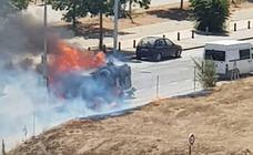 Una empleada de Inagra logra salir ilesa de su vehículo en llamas en la Avenida de las Alpujarras