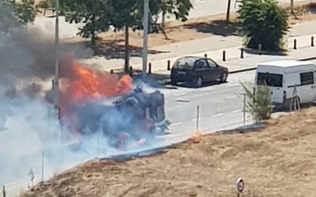 Una empleada de Inagra logra salir ilesa de su vehículo en llamas en la Avenida de las Alpujarras