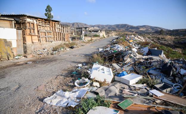 Servicios Urbanos desatasca los vertederos incontrolados en el barrio de Los Almendros