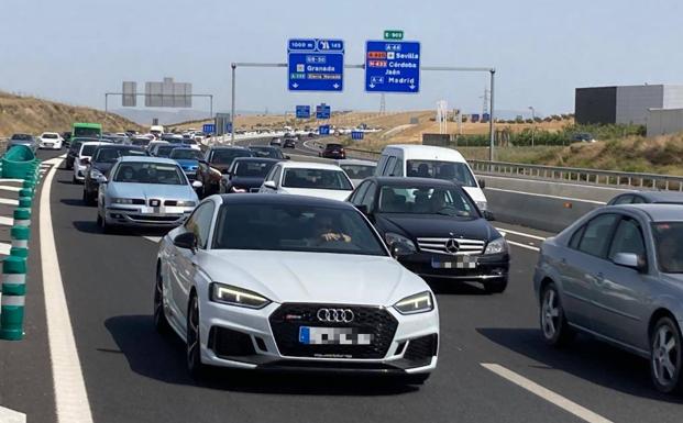 Atasco monumental para bajar a la Costa de Granada