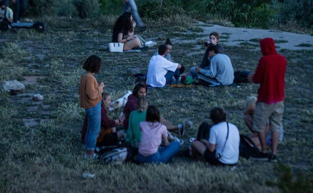 Los contagios entre los jóvenes crecen desde el fin de la mascarilla en la calle y son ya el 60%