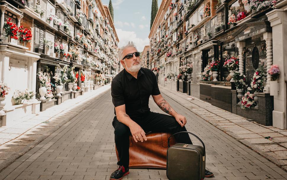 «Regalé la página de mi pasaporte a un chaval que encontré 23 años después»