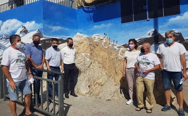 José Ríos pinta un mural que integra las rocas del barrio del Almendral