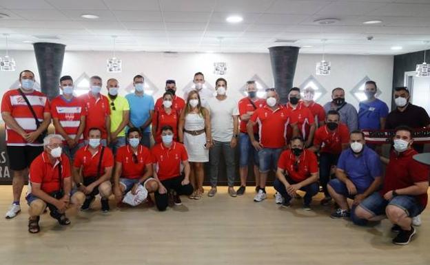 Robert Moreno y Patricia Rodríguez mantienen un encuentro con peñistas