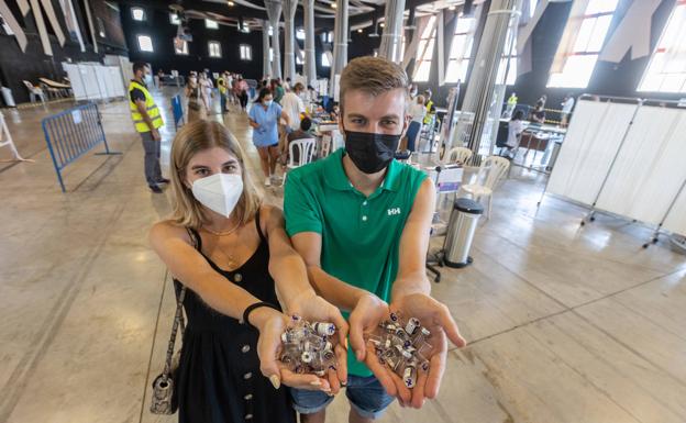 Las vacunas llegan a los veinteañeros de Granada: «Éramos los últimos de la familia, ya había ganas»