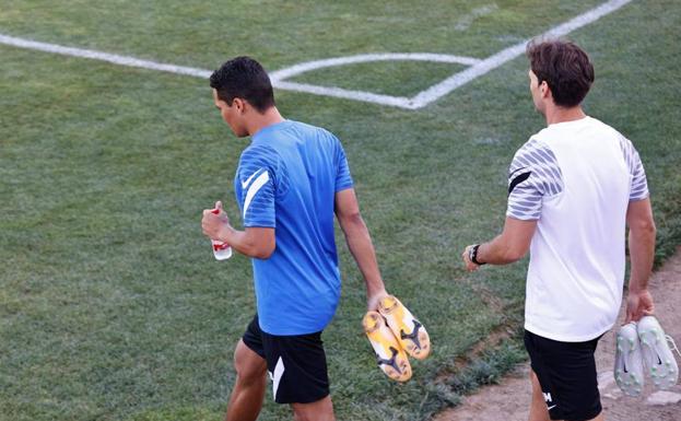 Bacca se incorpora al grupo en el césped