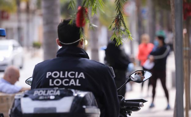 La Policía Local disuelve un botellón multitudinario en el campo de fútbol de Carchuna-Calahonda