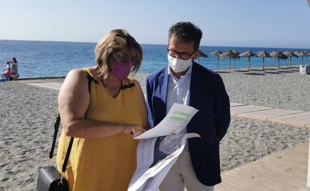 Carchuna-Calahonda instala una plataforma de baño para personas con movilidad reducida