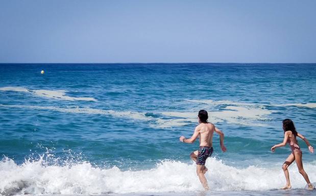 Reaparece la mancha en la playa de Salobreña y el Ayuntamiento pide a la Junta que actúe