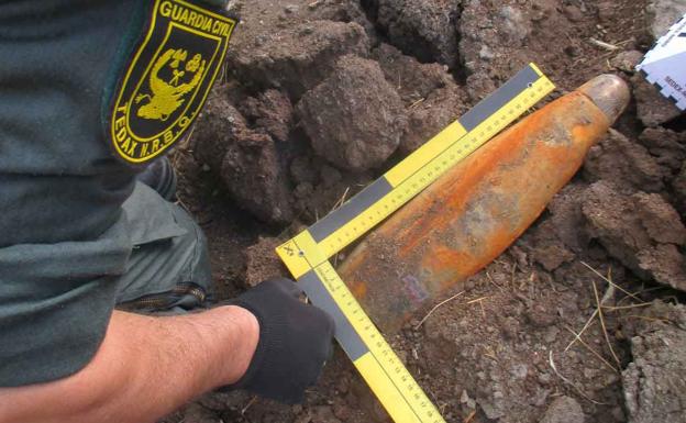 Encuentran un proyectil de artillería de la Guerra Civil en la plaza de toros de Santa Elena