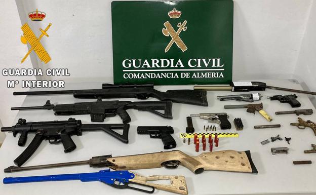 Le pillan con un arsenal de armas y una plantación de 'maría' escondidas en dos viviendas de Arboleas