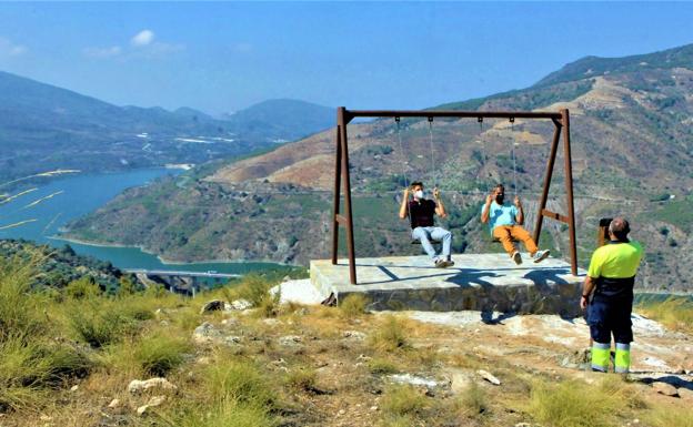 La 'Ruta del Pescado' de Lanjarón, primer sendero con un mirador y un columpio paisajístico