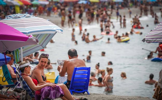 Los hoteles de la Costa estrenan agosto con el 70% de sus camas ocupadas