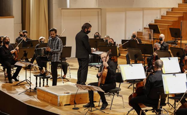 Preciosista homenaje a Piazzolla en el Festival de la Guitarra con la OCG
