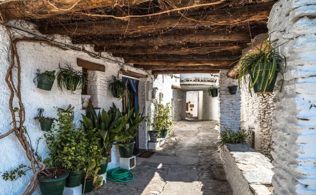 Bubión rechaza un posible cierre por su tasa 1.000 y busca salvar la temporada turística