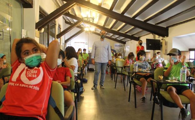 Menores del campamento de verano visitan el Centro de Interpretación Olivar y Aceite