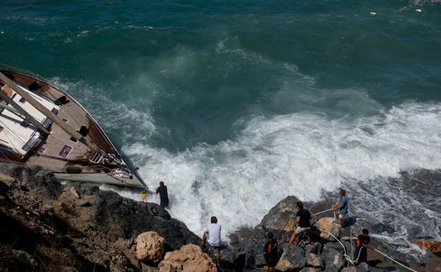 Un velero rompe amarras y encalla en la Punta de la Mona en La Herradura