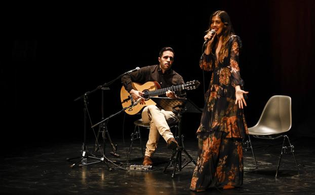 Quique Peña y Carmen Muyor acarrean canciones fuera de época al Centro Lorca