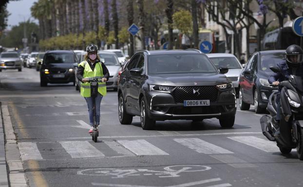 Más de 300.000 españoles cambiaron en 2020 el coche por la bici o el patinete