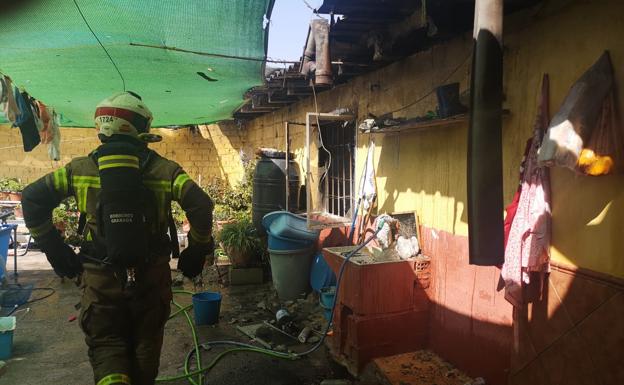 Evacuados dos menores de edad en un incendio en Escóznar que calcina un salón