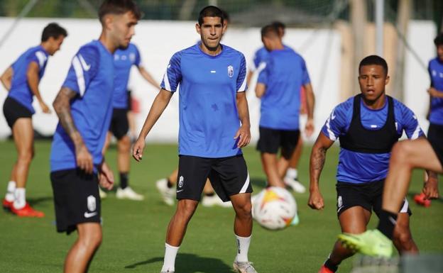 La llegada de Luis Abram no cierra la puerta a otro central