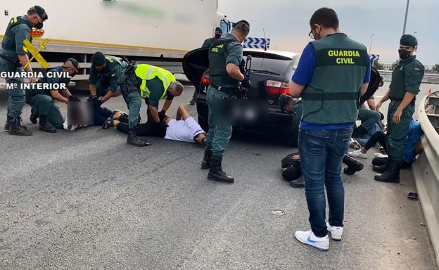 Utilizaban viviendas en Níjar y Cuevas para dar cobijo a inmigrantes que llevaban de manera irregular a Francia