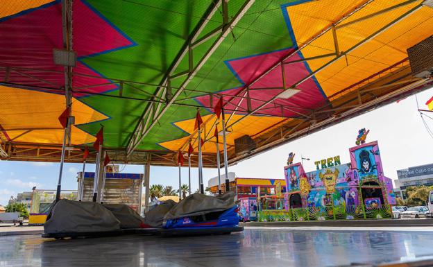 Las atracciones de feria vuelven dos años después a la ciudad de Almería