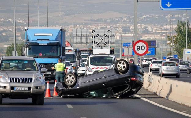 Un herido tras volcar un coche en la Circunvalación de Granada