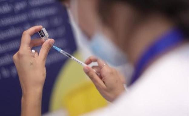 «Con Pfizer no te crece el pecho. Quien quiera un aumento, tendrá que operarse»