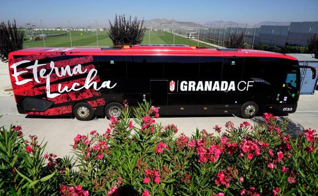 El Granada presenta el bus que lo 'paseará' por los estadios de Primera en esta nueva temporada