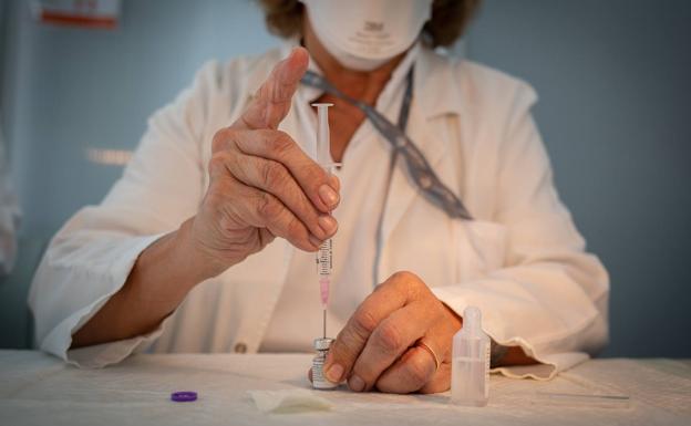 Solicitan la vacunación «obligatoria» de los empleados de geriátricos