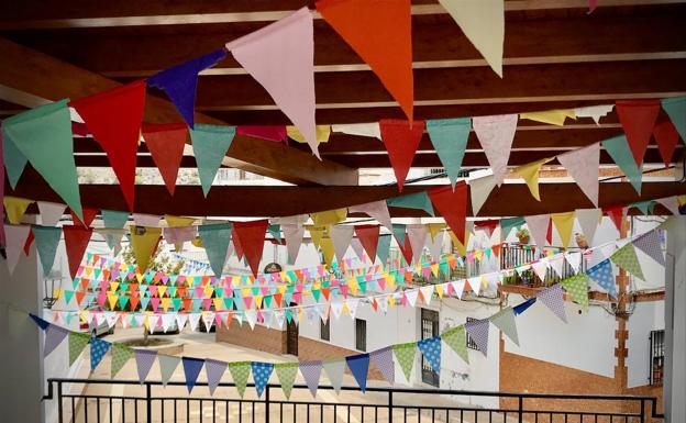 Guájar Alto despliega por sus fiestas más de 16.000 banderines de tela reciclada