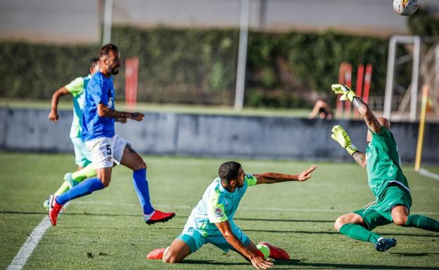 Robert Moreno juega de inicio con los tres delanteros del equipo, pero ninguno marca