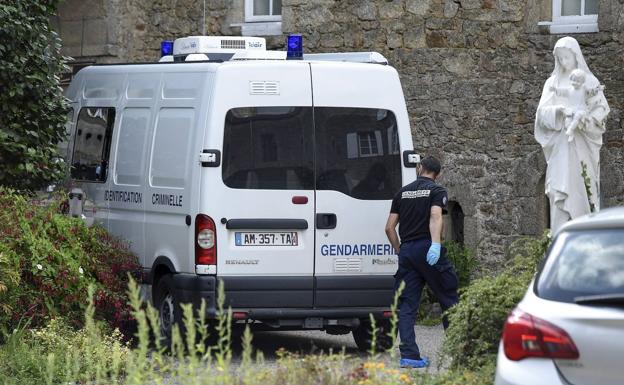 Asesinado un cura en Francia presuntamente por individuo que quemó una catedral