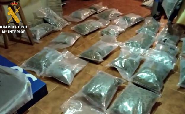 Huye de la Guardia Civil con 30 kilos de marihuana y es capturado en Albondón