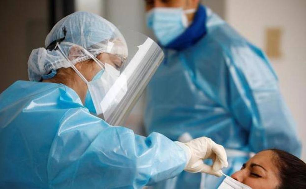 «Los síntomas de la variante Delta son más de catarro que de gripe»