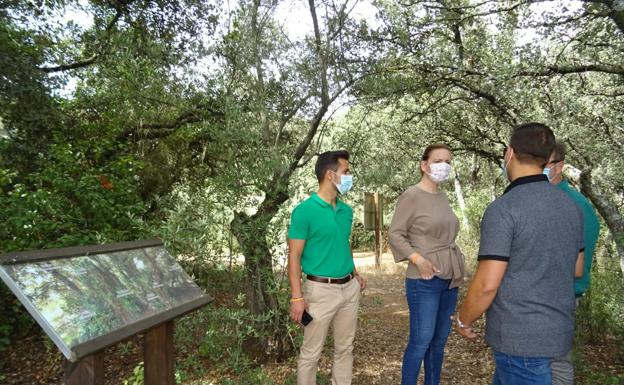 Renuevan la señalética del Bosque de la Bañizuela de Torredelcampo