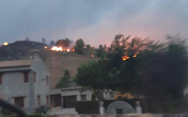 Estabilizado el fuego de Caniles, donde el Infoca trabaja por tierra y aire