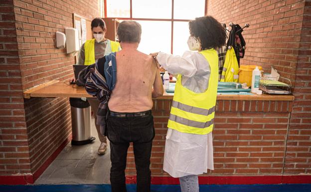 Salud busca en Granada a 6.500 mayores de 60 años que no están aún vacunados