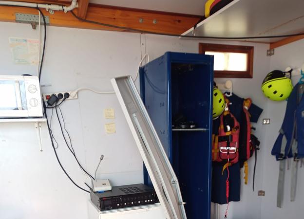 Fuerzan y roban material en un módulo de socorrismo de Carchuna