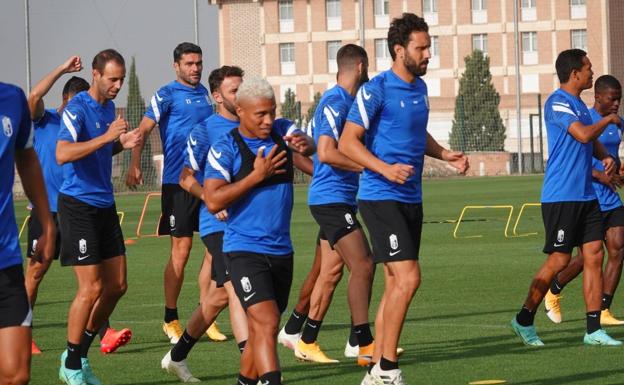 El Granada sigue su preparación con la única baja de Yan Eteki