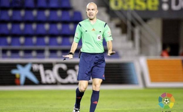González Fuertes, un árbitro que trae buena suerte al Granada, dirigirá el estreno en Villarreal