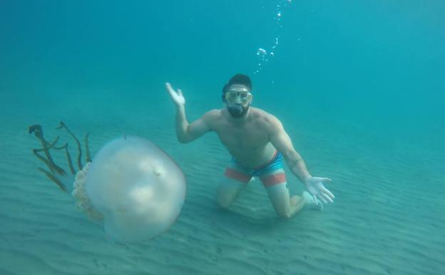 El lanzador de disco granadino Lorenzo Hernández bucea junto a una medusa de más de 2 metros