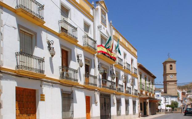 Seis meses de cárcel a un motorista sin carné de Granada que hizo la peineta a la Policía Local