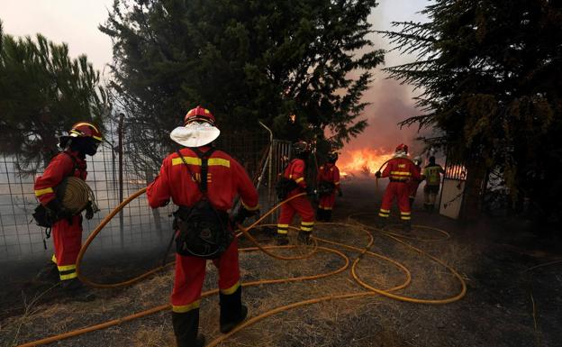 El fuego obliga a desalojar seis pueblos de Ávila y Castellón