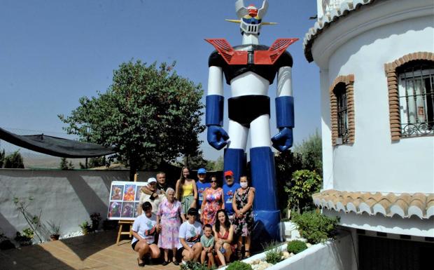 Un vecino de Padul construye un enorme Mazinger Z de siete metros que pesa una tonelada