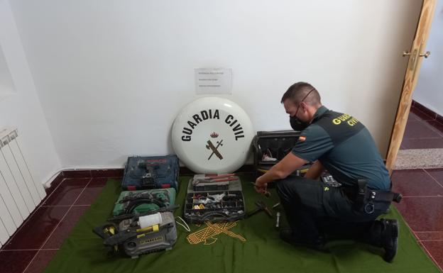 Descubren el último robo de un delincuente de Granada gracias a una pegatina en su tapacubos