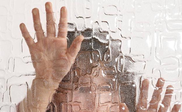 «Vuelve ahora mismo o voy a matar a los niños y a la perra»